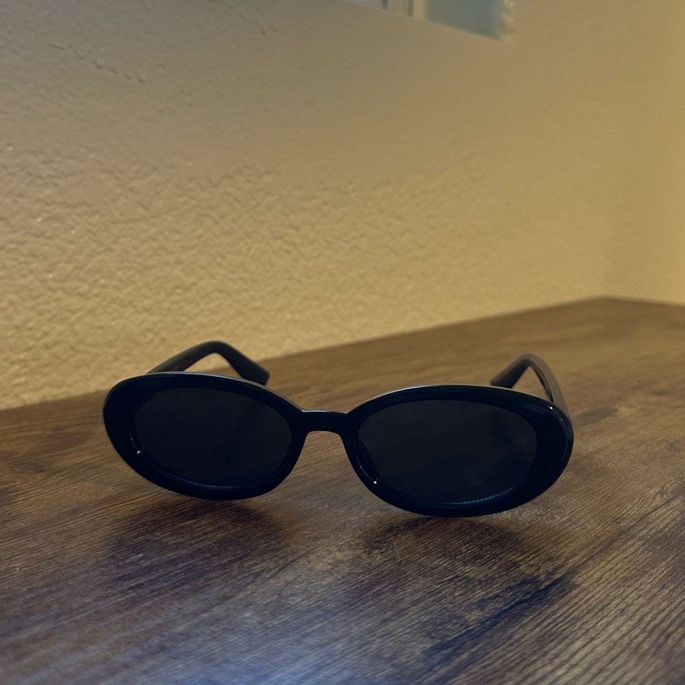 Stylish Black Oval Sunglasses